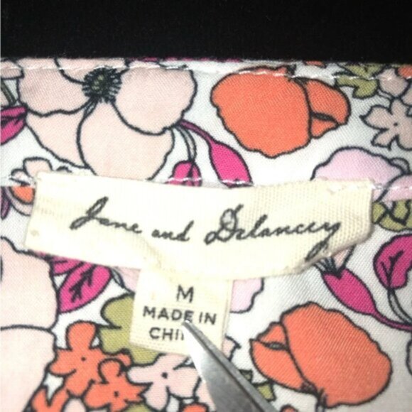 Jane & Delancey Floral Blouse Top M Floral Vneck Long  Sleeve Pleat - Picture 2 of 10